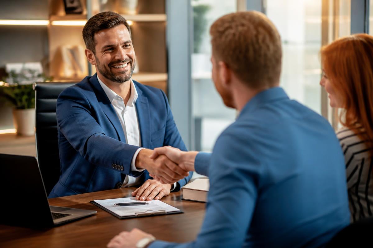 Equipe BEST IMÓVEIS em atendimento a cliente